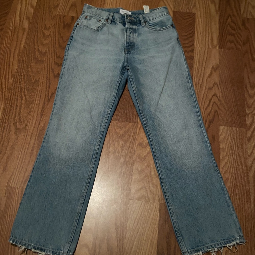 Woman’s Zara size 6  Light Blue Denim Jeans button fly